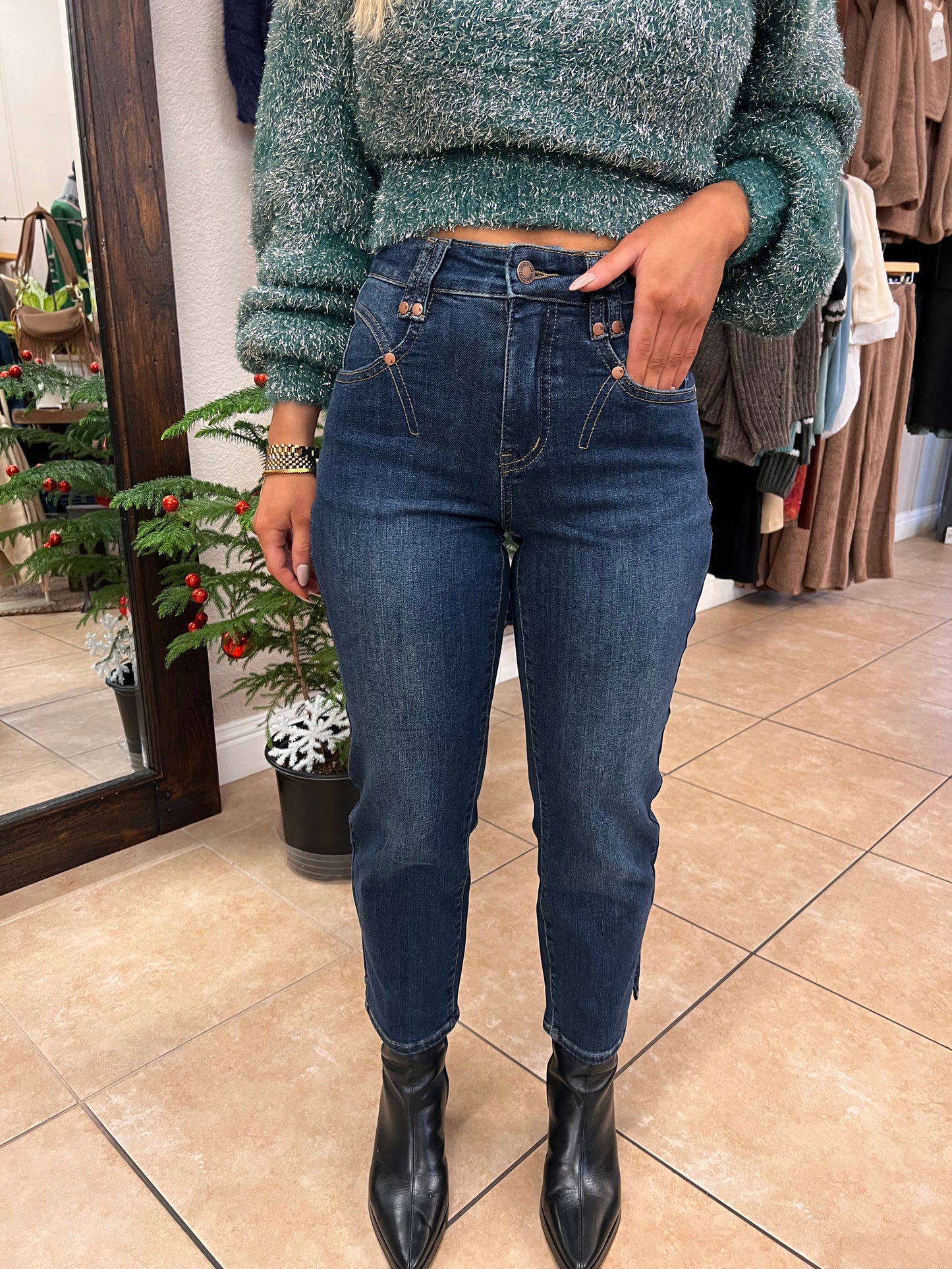 Judy Blue Straight Leg with Pocket Detail Cropped Jean
