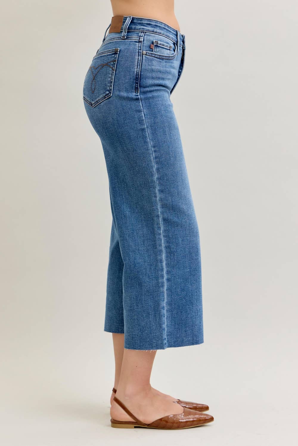 Judy Blue Jeans - HW Wide Crop Classic Raw Hem: MD